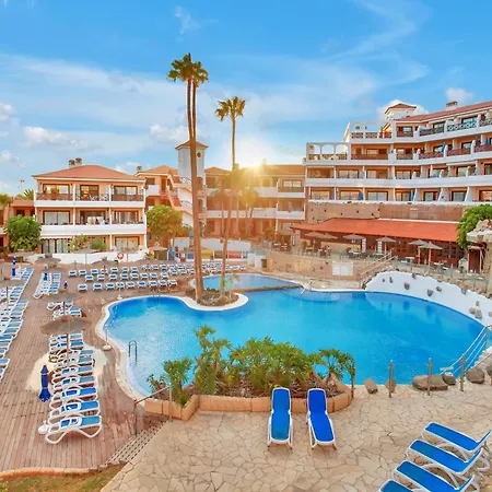 With Pool And Gardens Apartment *