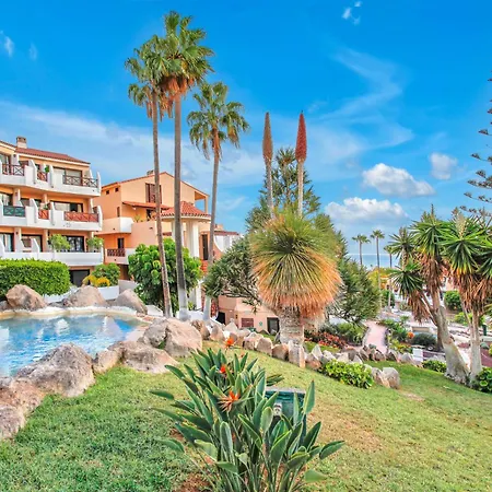 Apartment With Pool And Gardens